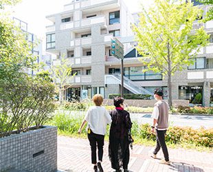 お客様の動線を確保するために、先にスタッフが歩いてご案内いたします